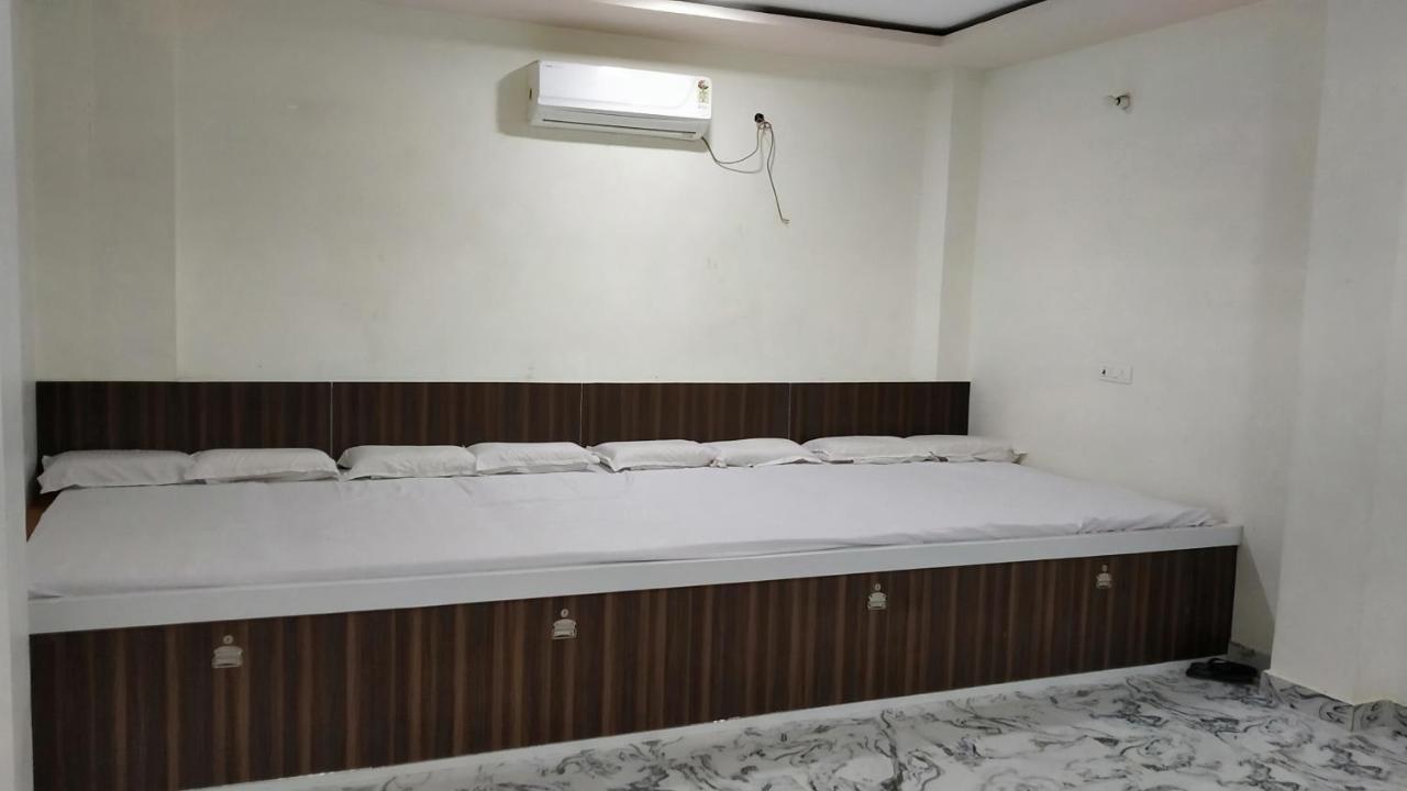 Rajlakshmi Guest House Матхура Екстер'єр фото